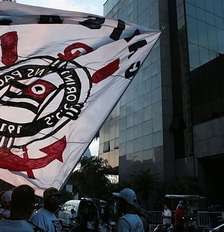 Bandeira do Corinthians em frente ao Parque São Jorge. Foto: Werther Santana/Estadão / Estadão