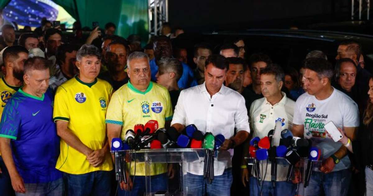 Quem estava com Flávio Bolsonaro durante a apuração dos votos