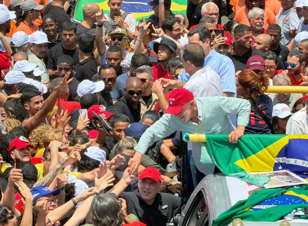 Veja imagens do ato de Lula em Copacabana neste sábado (24/10) - destaque galeria