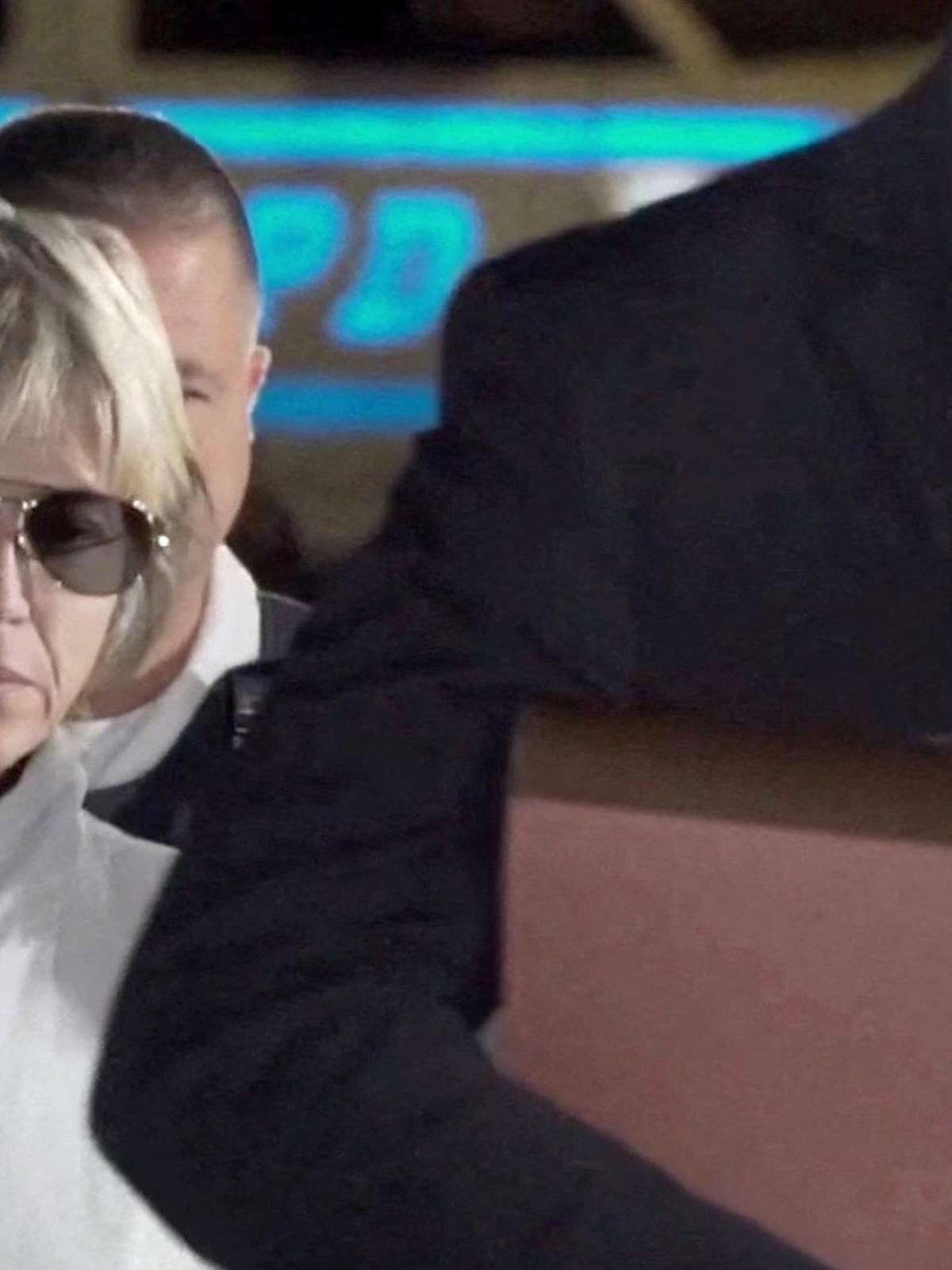 Atriz Selma Blair é acusada formalmente de agressão após incidente com comissários em avião
