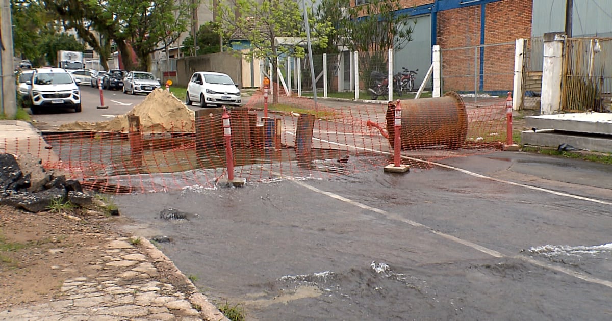 Rompimento de adutora afeta abastecimento de água para mais de 200 mil pessoas em Porto Alegre